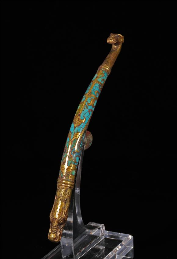 鎏金嵌松石龙纹带钩