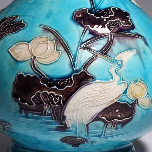 清晚期仿珐华彩沥粉荷塘情趣纹双兽耳蒜头瓶