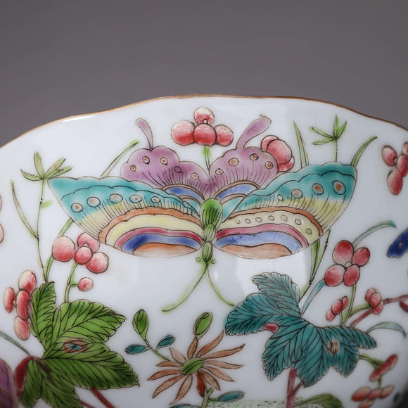 粉彩花蝶纹花口碗