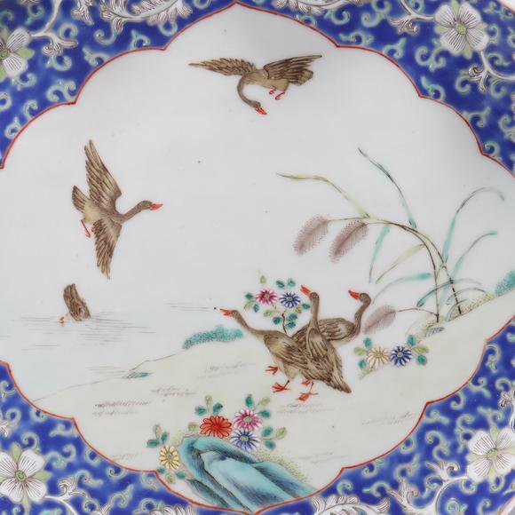 北京君一明十清晚期 粉彩飞鸣食宿图花口盘