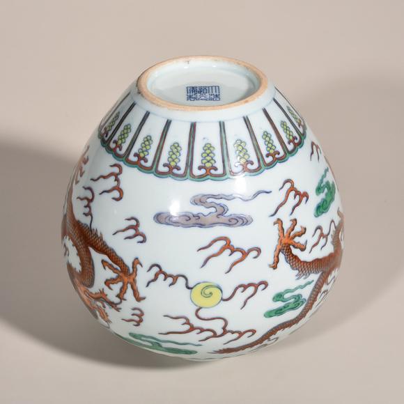 清道光五彩龙赶珠八吉祥纹罐