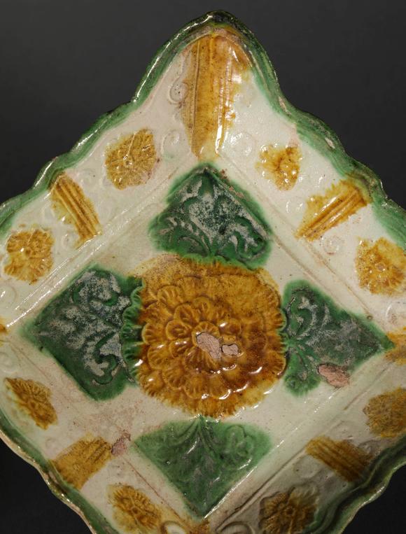 apairoftricoloredsquaredplatefromliao辽代三彩四方盘一对