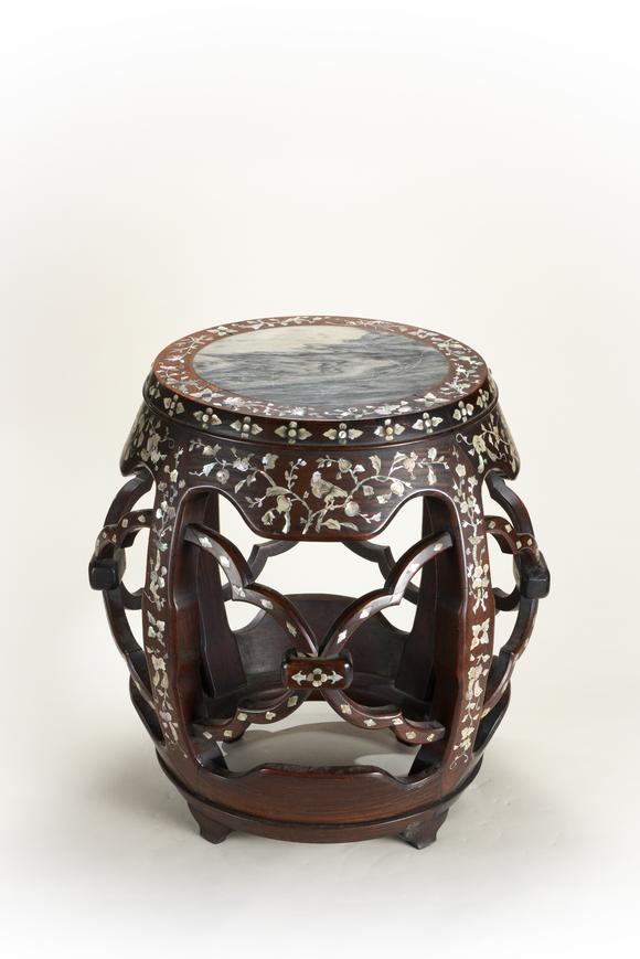 清代大理石面大漆嵌螺钿缠枝花卉纹鼓凳