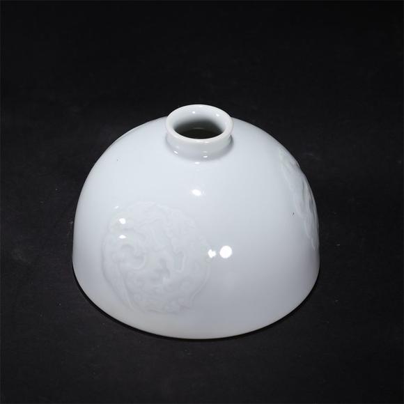 清代 白釉暗刻螭龙纹太白尊