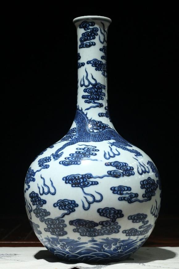 清乾隆青花云龙纹长颈瓶