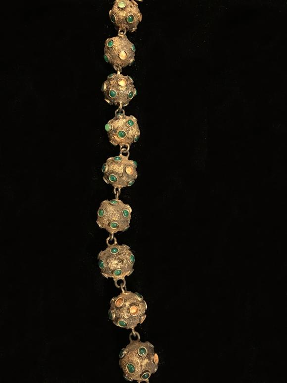 唐代镶宝石项链