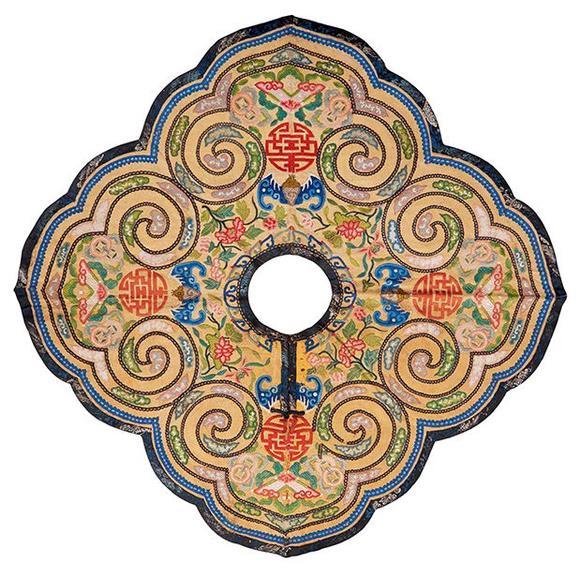 纳纱绣蝠磬团寿纹云肩