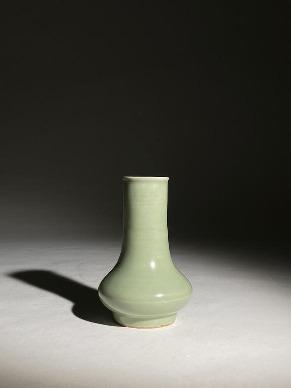 日本美协龙泉窑青瓷直颈瓶