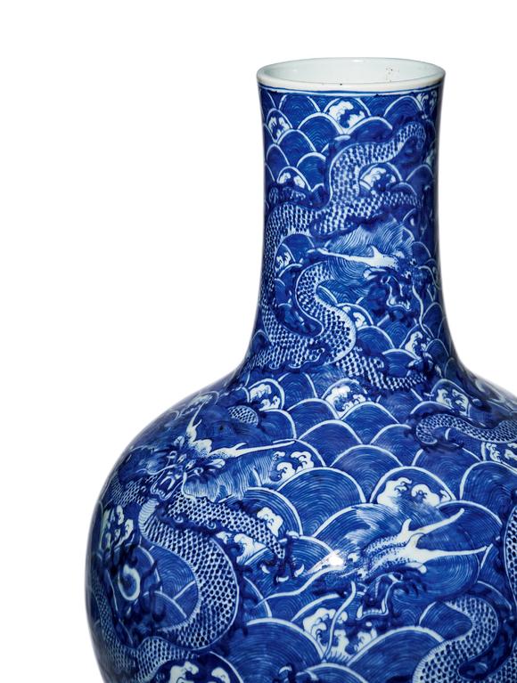 清中期68青花九龙闹海图天球瓶68