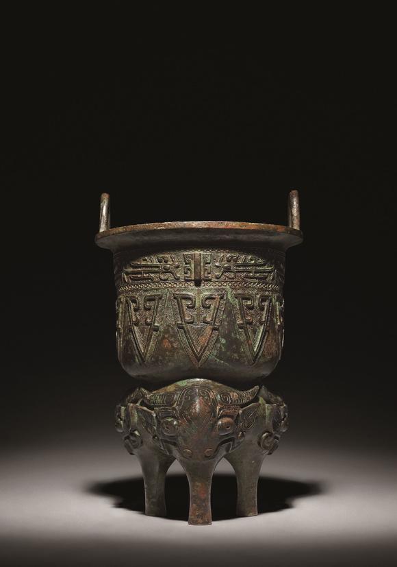 商晚期青铜夔龙纹兽面三足 