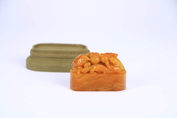 a tianhuang stone carved dragon handle seal 田黄石雕神龙钮印章