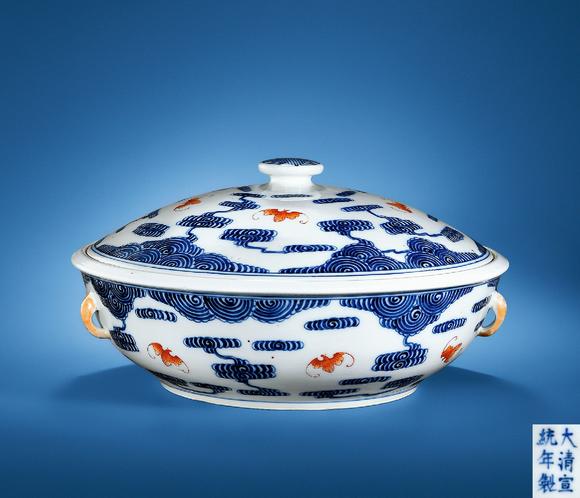 清宣统青花矾红云蝠纹一品锅