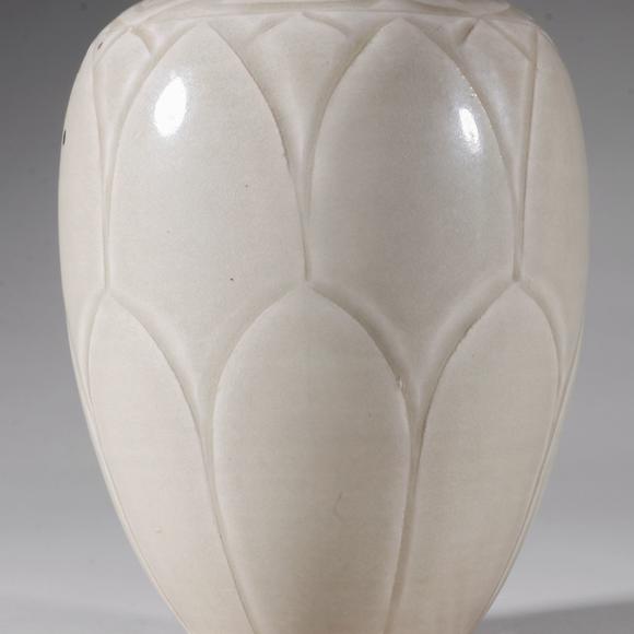 定窑白釉剔刻莲瓣纹盘口瓶