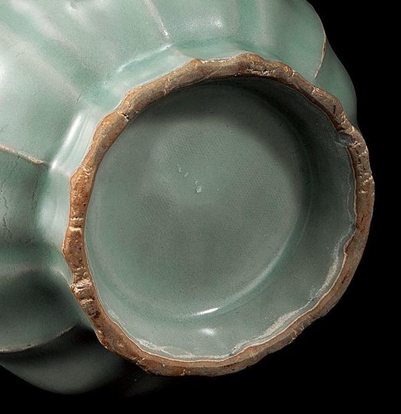 宋龙泉窑青釉出筋花口瓶