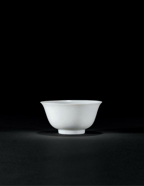北京诚轩甜白釉暗刻云龙纹小碗