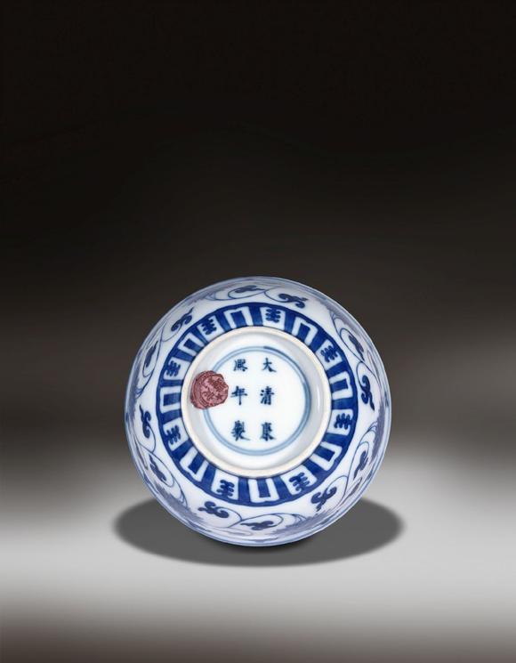 大清康熙年制款青花缠枝莲纹碗