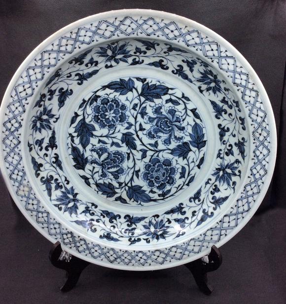 明代卷草纹牡丹花卉大碟